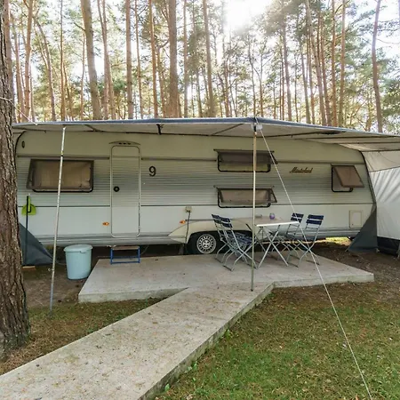 Urlaub Im Wohnwagen Mitten Im Wald Lutow Buitenkant foto