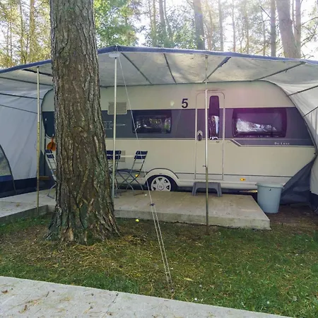 Urlaub Im Wohnwagen Mitten Im Wald Lutow Buitenkant foto