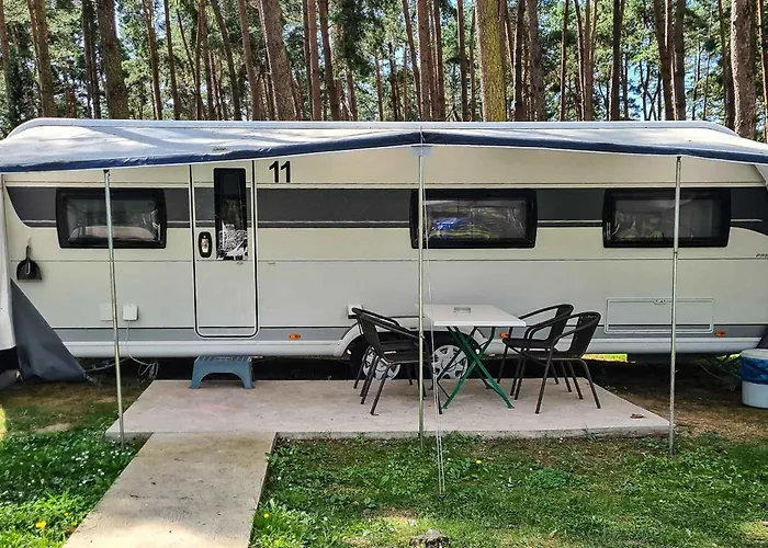 Urlaub im Wohnwagen mitten im Wald