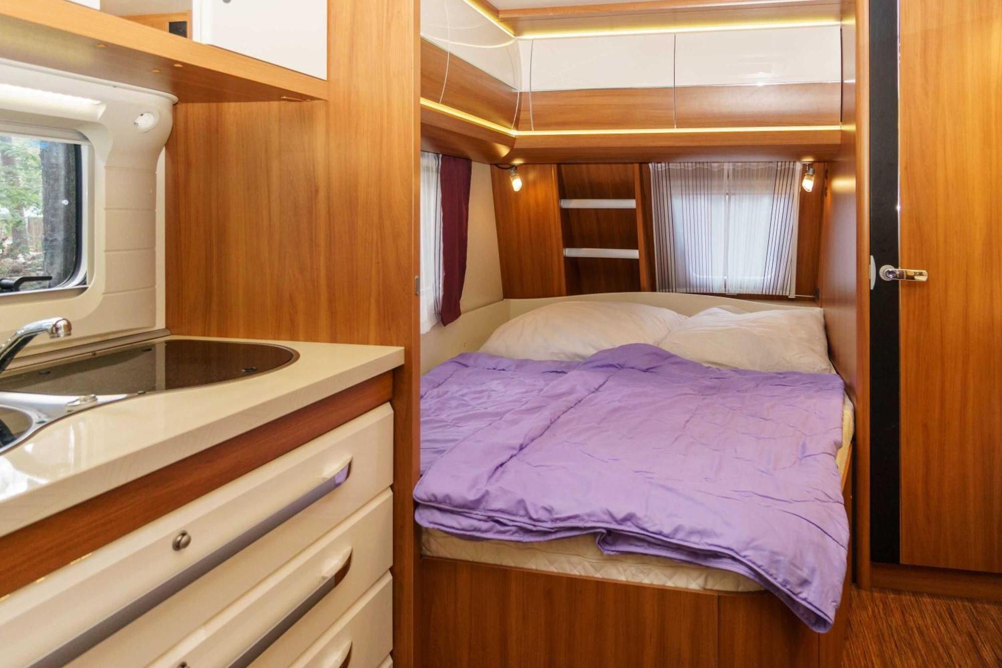 Campingplatz Urlaub Im Wohnwagen Mitten Im Wald