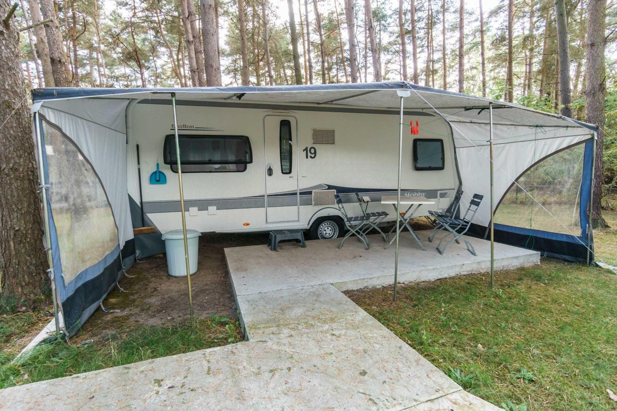 Urlaub Im Wohnwagen Mitten Im Wald Campingplatz