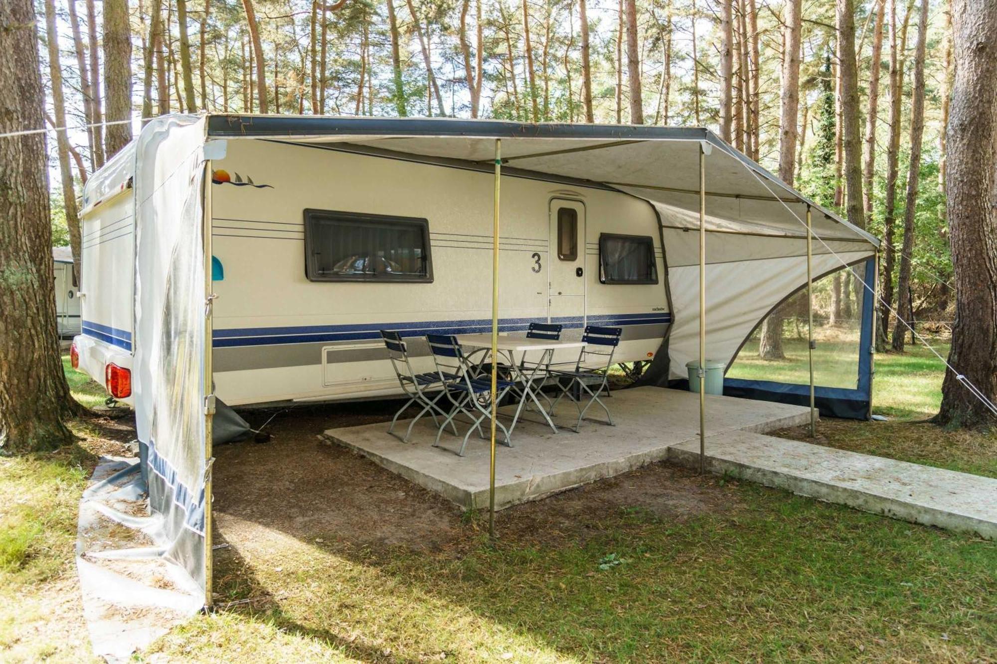Urlaub Im Wohnwagen Mitten Im Wald Campingplatz *