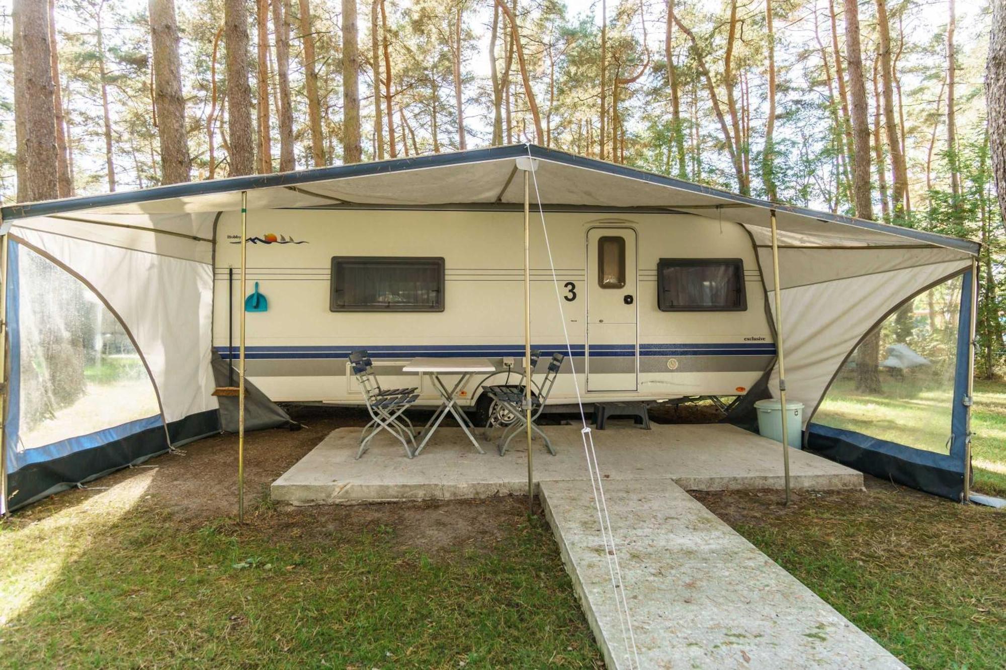 Urlaub Im Wohnwagen Mitten Im Wald Campingplatz *