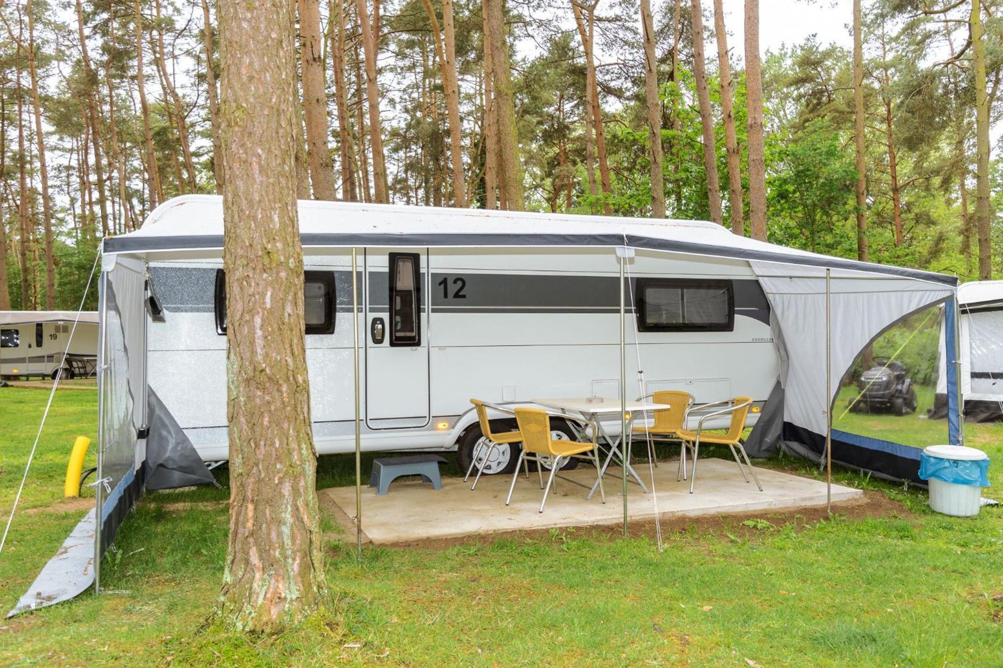 Campingplatz Urlaub Im Wohnwagen Mitten Im Wald *