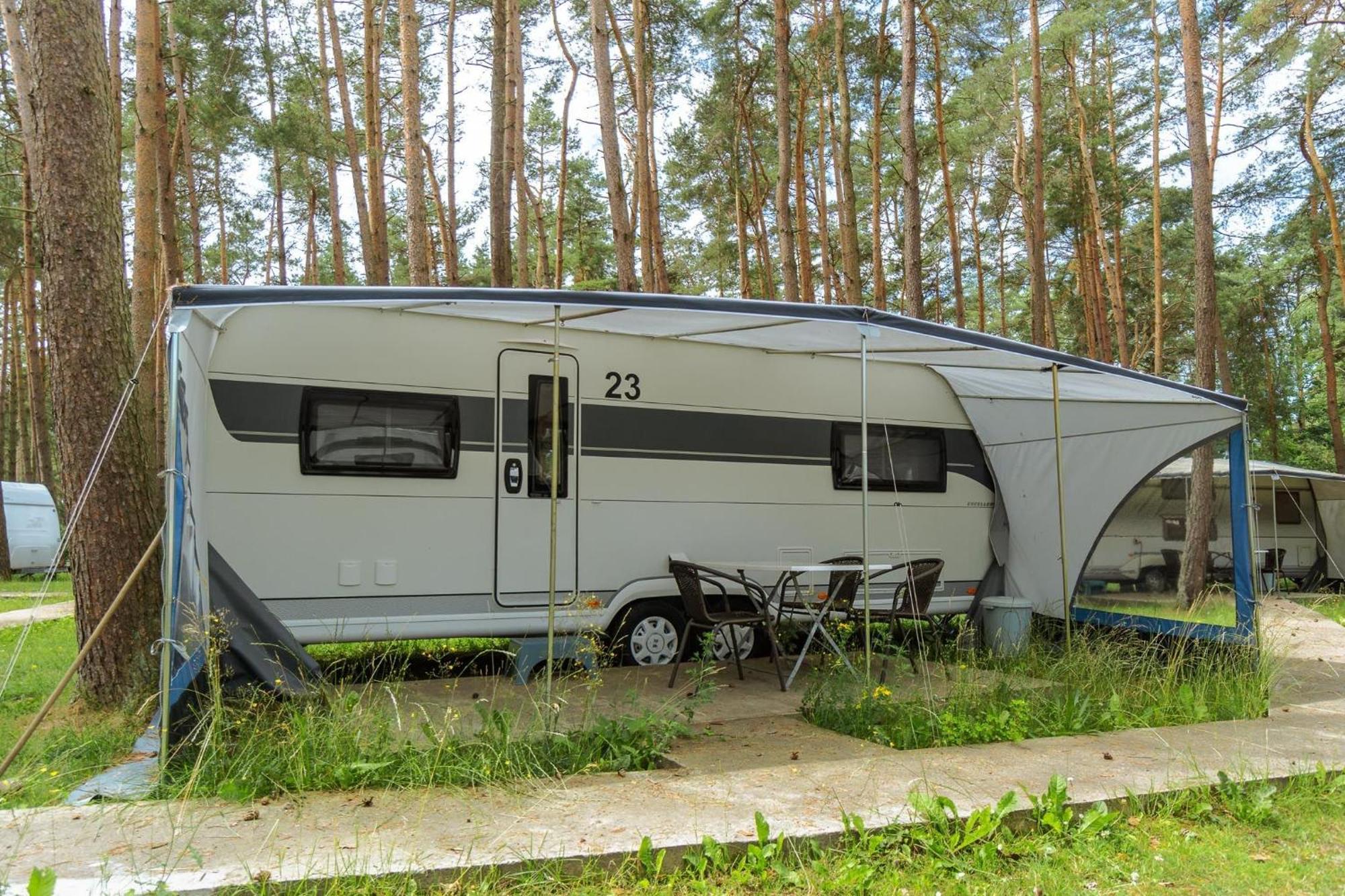 Campingplatz Urlaub Im Wohnwagen Mitten Im Wald *