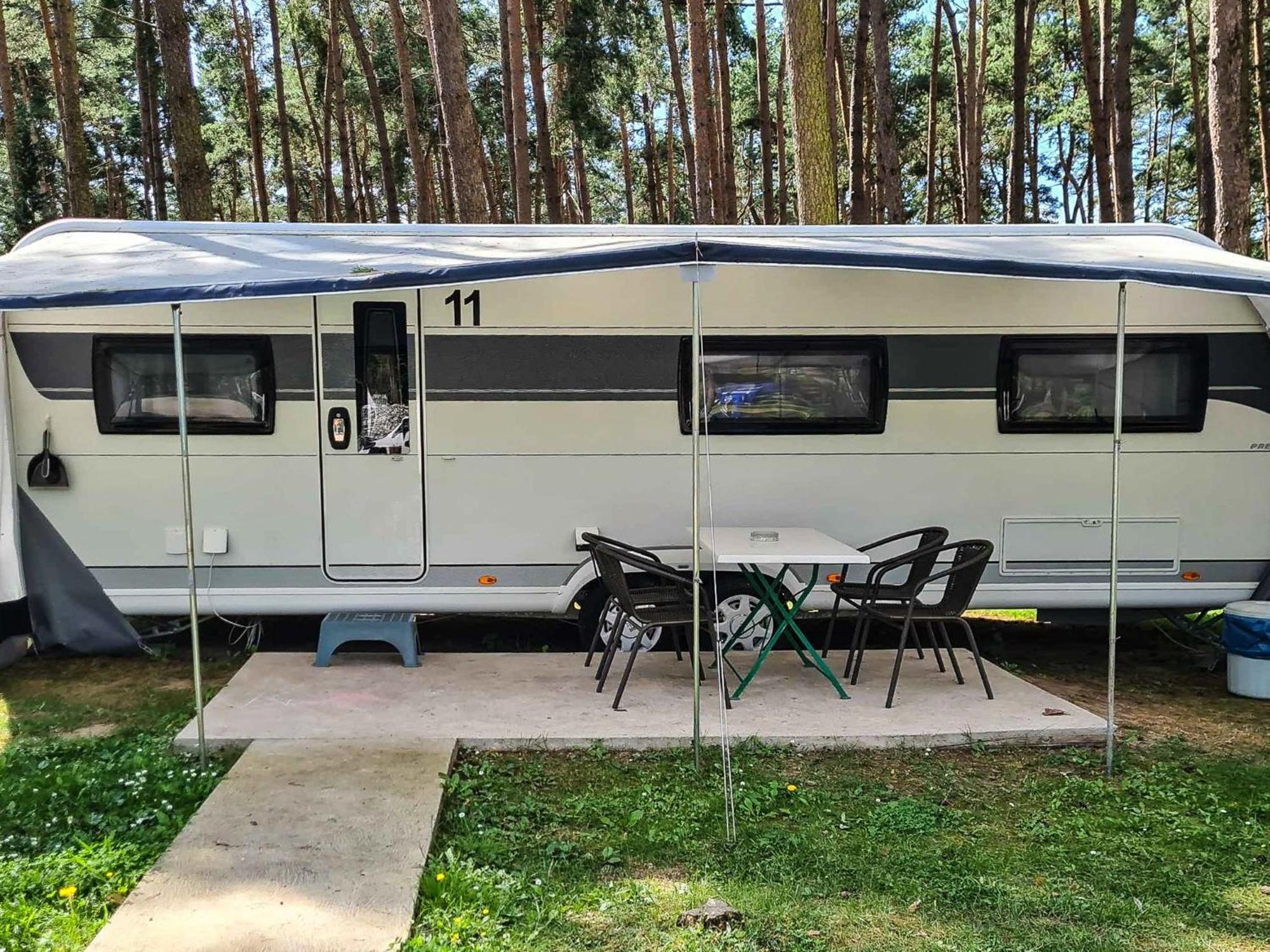 Campingplatz Urlaub Im Wohnwagen Mitten Im Wald *